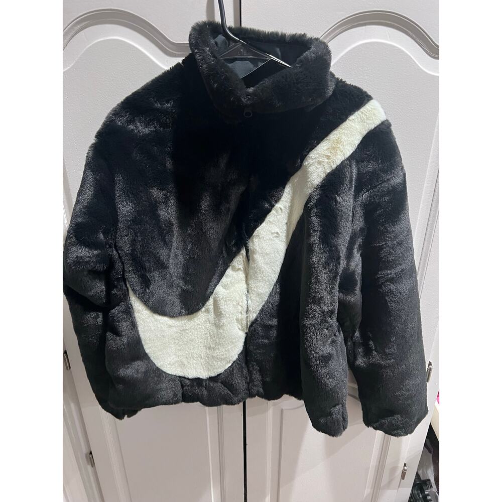 Nike Women’s Faux Fur Swoosh Jacket Black White DO3791-010 Size XS New